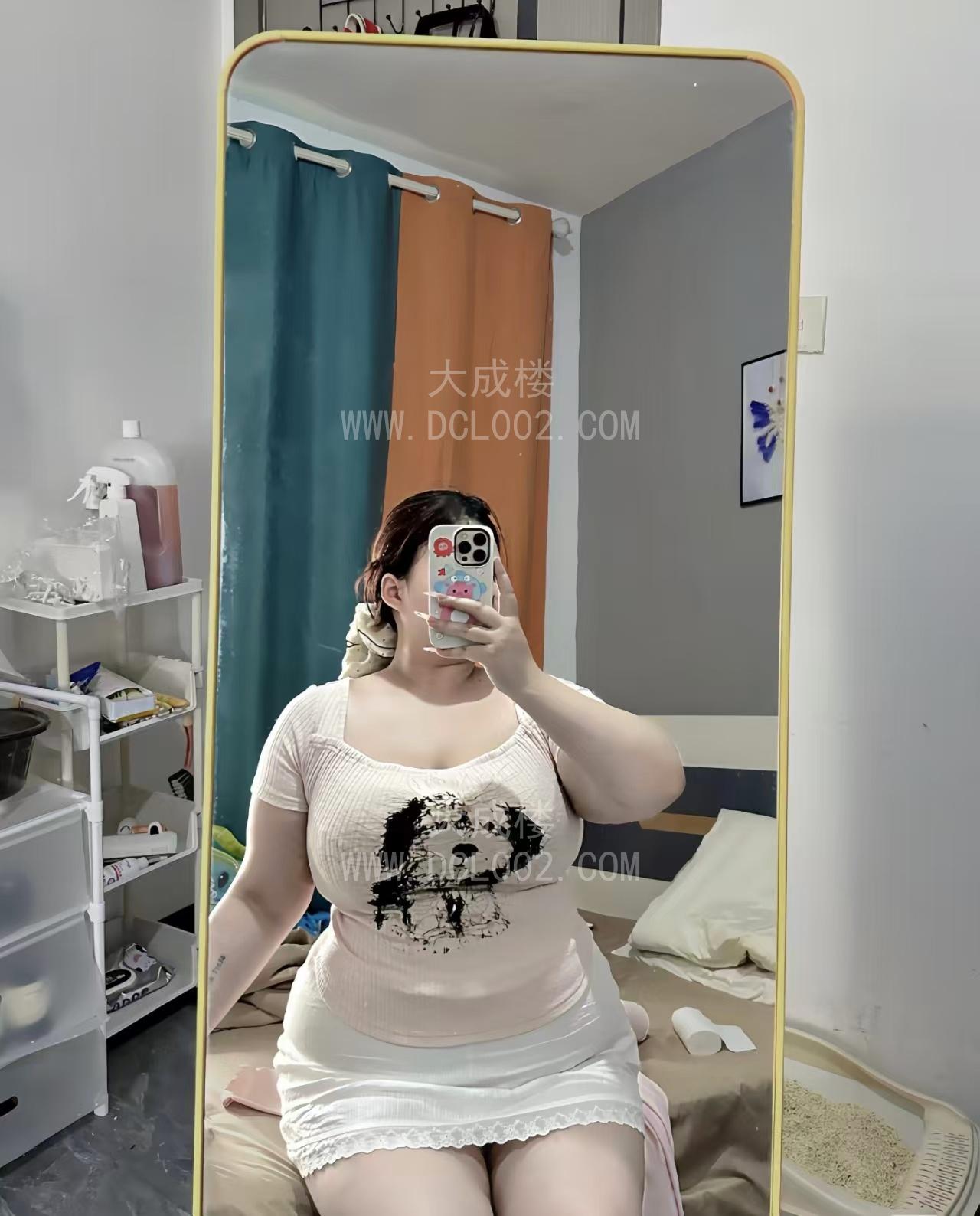 宝安丰满大胸妹子口活很爽玩的很嗨