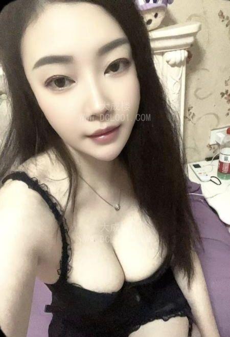 汉阳肤白腿长